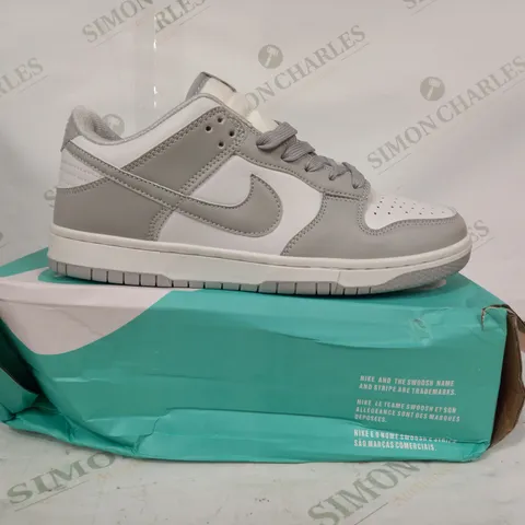 BOXED PAIR OF NIKE TRAINERS IN WHITE/GREY UK SIZE 6.5