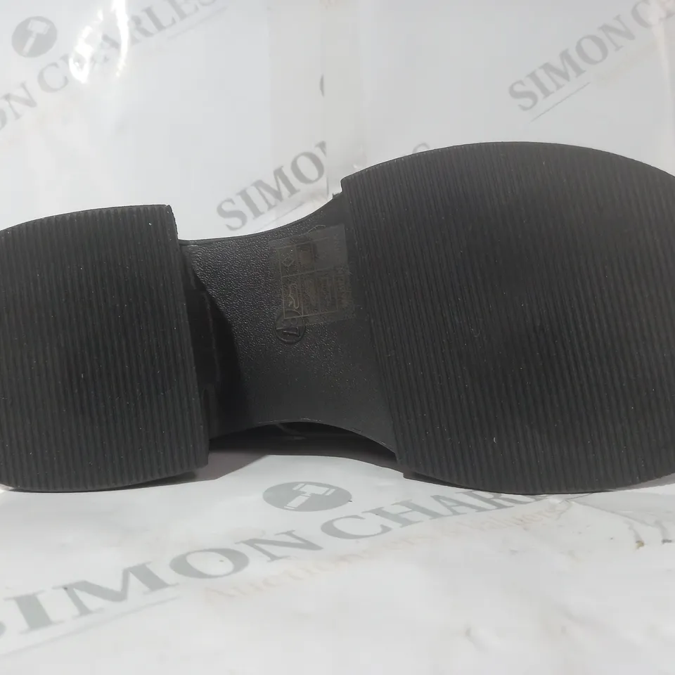 BOXED PAIR OF DESIGNER BLOCK HEEL FAUX FUR LINED SHOES IN BLACK EU SIZE 37