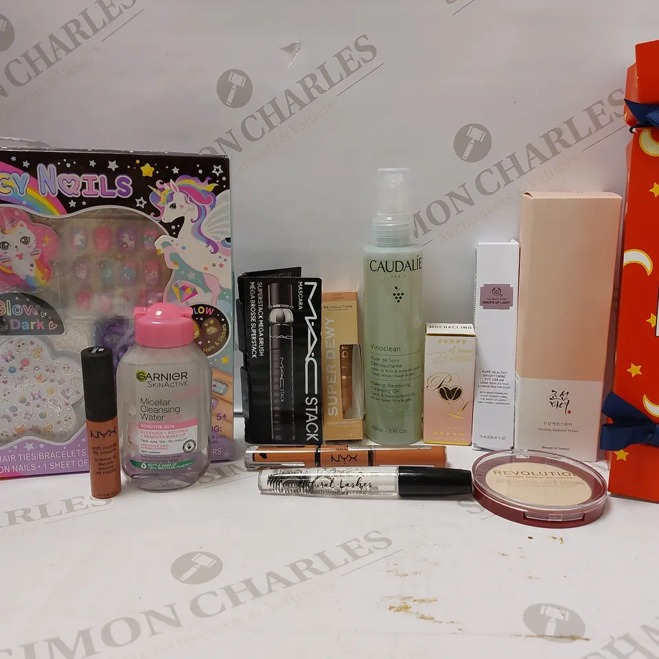 LOT OF APPROX 12 ASSORTED BEAUTY PRODUCTS TO INCLUDE CAUDALIE CLEANSING OIL, PLOUISE EYEBROW PAINT - MOCHACCINO, THE BODY SHOP DROPS OF LIGHT BRIGHTENING EYE CREAM, ETC 