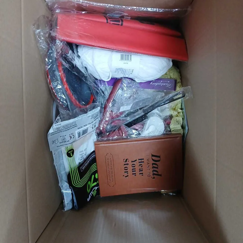 BOX OF APPROXIMATELY 10 ASSORTED ITEMS TO INCLUDE - RUGS - BATH MAT - TRAVEL BAG - GAUCHO BRUNO YERBA MATE CUP - ETC