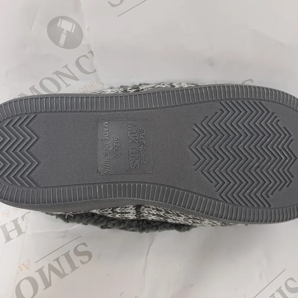 PAIR OF MUK LUKS ANAIS SLIPPERS IN GREY - SIZE 9