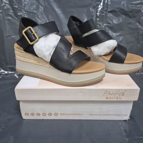 BOXED PAIR OF BLOWFISH MALIBU WEDGE SANDALS IN BLACK SIZE 7