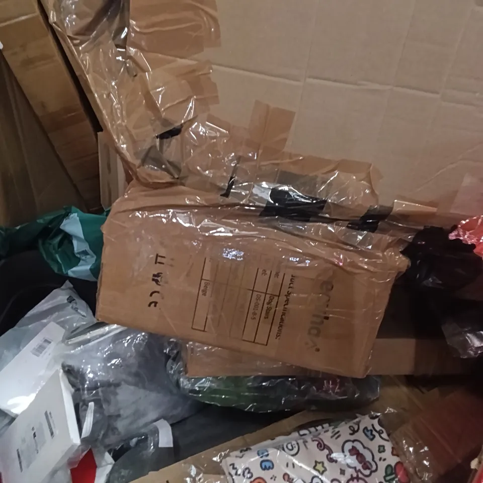 PALLET OF ASSORTED ITEMS INCLUDING - SHOWER SET, COFFEE MAT, WALLET