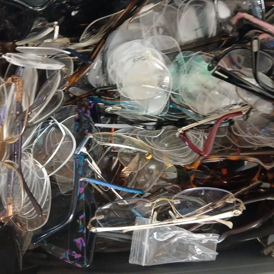 LARGE QUANTITY OF ASSORTED GLASSES IN VARIOUS STYLES AND COLOURS
