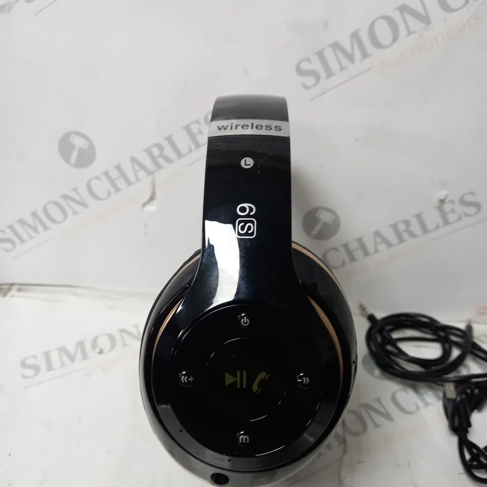 BLACK AND GOLD HEAD PHONES