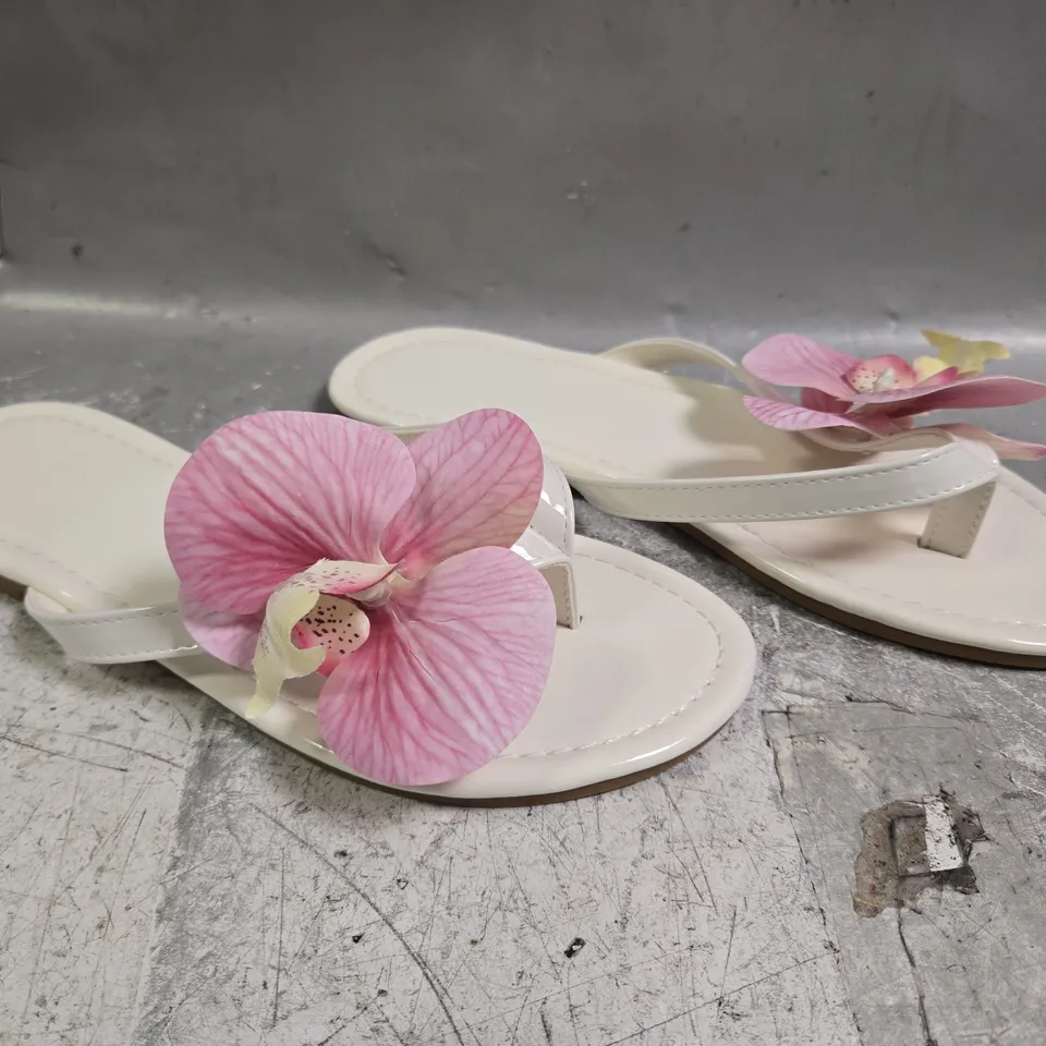 BOXED PAIR OF UNBRANDED TOE-POST SANDALS IN WHITE W. FLORAL DETAIL SIZE EU 38