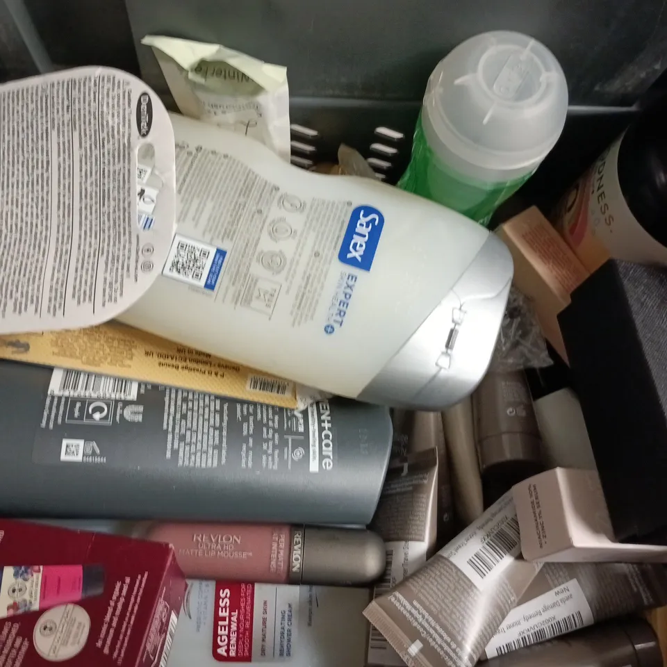 APPROXIMATELY 20 ASSORTED COSMETIC ITEMS TO INCLUDE ARRAN, LISA ELDRIDGE, ETC - COLLECTION ONLY