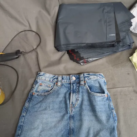 BOX OF APPROXIMATELY 20 ASSORTED ITEMS TO INCLUDE: JEAN SHORTS AND FLUFFY ONEZIE 