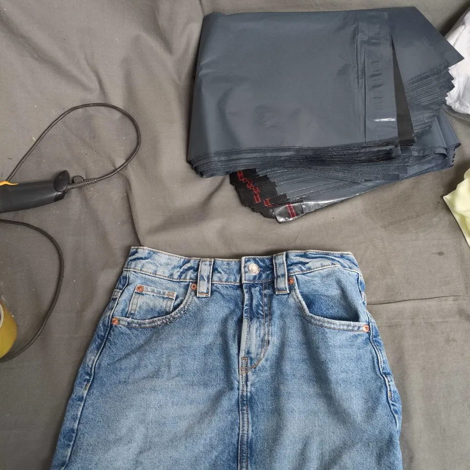 BOX OF APPROXIMATELY 20 ASSORTED ITEMS TO INCLUDE: JEAN SHORTS AND FLUFFY ONEZIE 