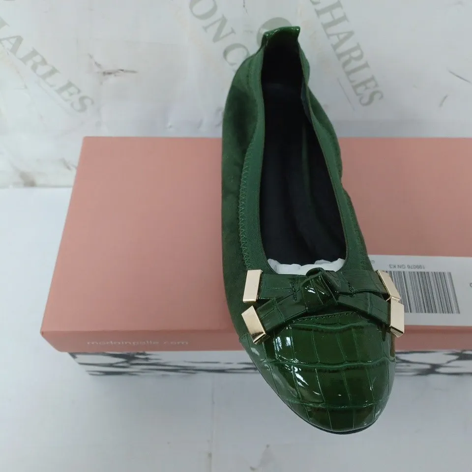 BOXED PAIR OF MODA IN PELLE FELLICITY BALLET SHOES IN GREEN SIZE 3 