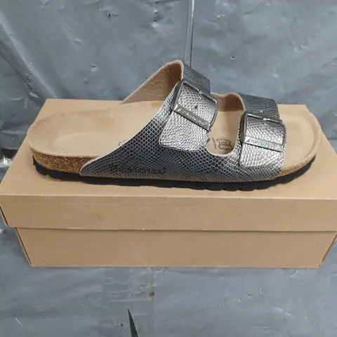 BOXED PAIR OF WOMENS BONOVA SANDALS SIZE 7