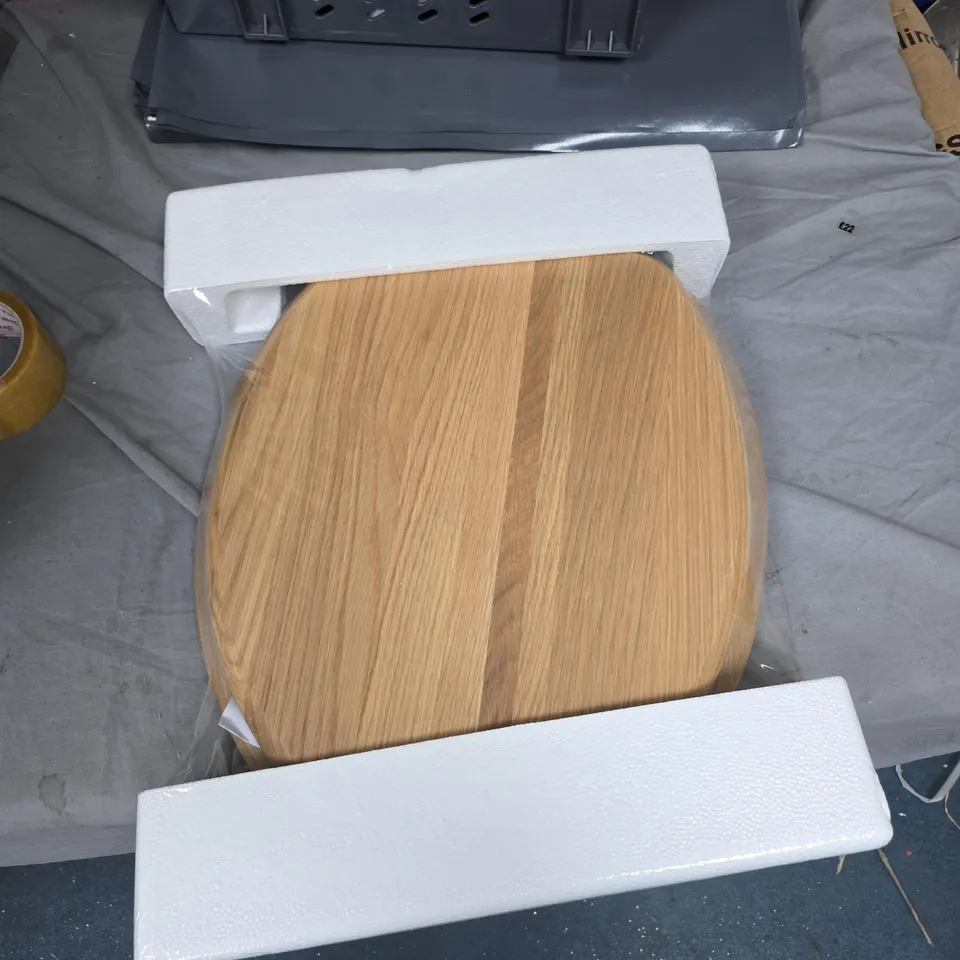 WOODEN OVAL TOILET SEAT WITH HINGES – NATURAL FINISH 