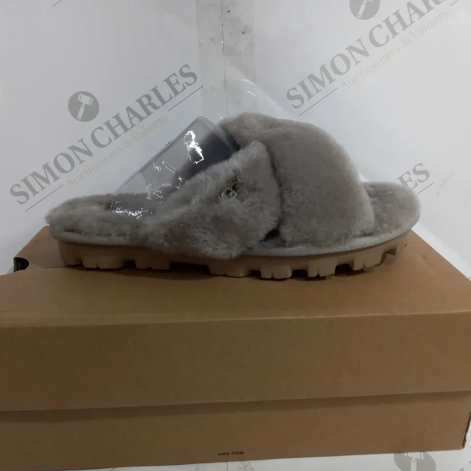 BOXED UGG FUZZETTE SLIPPER GOAT - UK 5