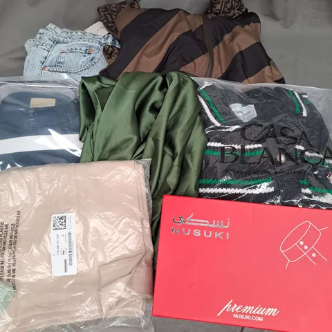 BOX OF APPROXIMATELY 25 ASSORTED CLOTHING ITEMS TO INCLUDE - JACKET, DRESS, JEANS ETC