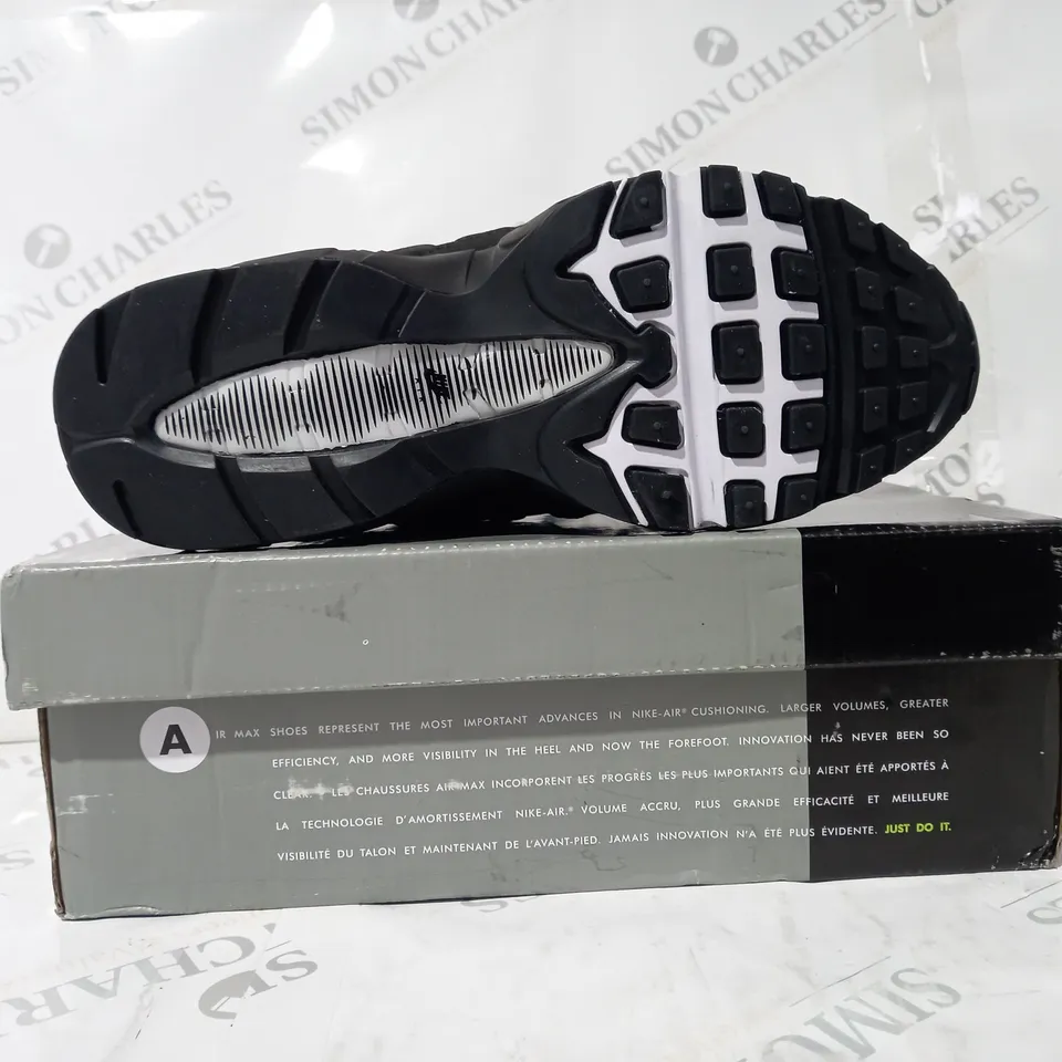BOXED PAIR OF NIKE AIR MAX 95 SHOES IN BLACK UK SIZE 8.5