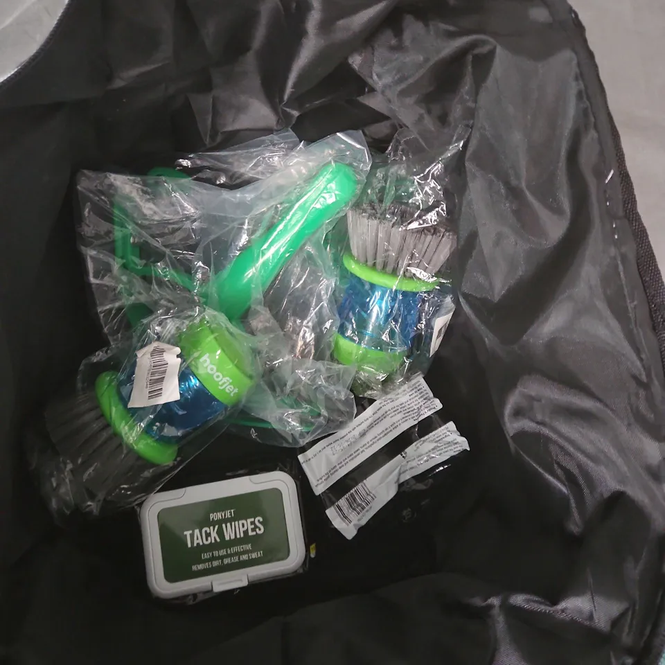 PONYJET INSULATED COOLER BAG WITH TACK WIPES & CLEANING ACCESSORIES