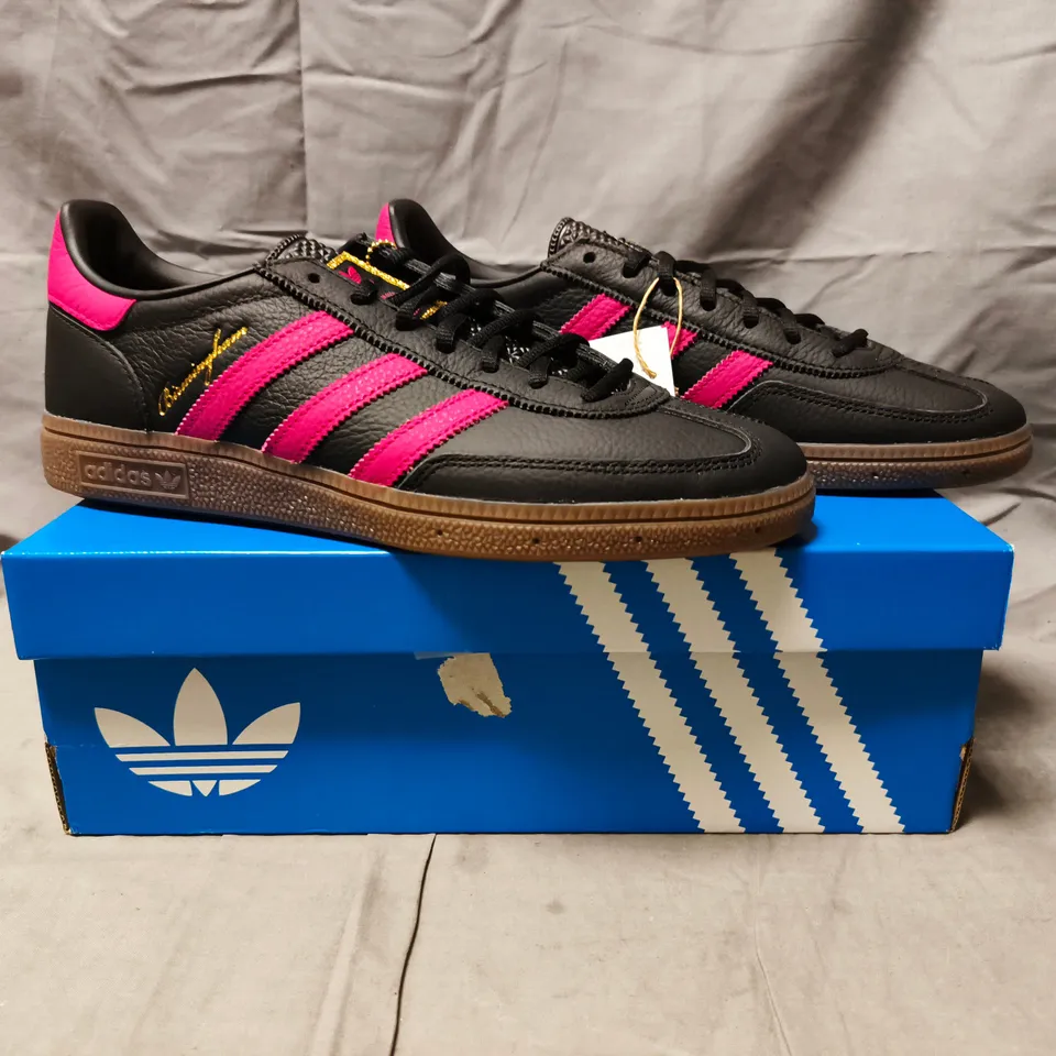 BOXED PAIR OF ADIDAS BIRMINGHAM SHOES IN BLACK/FUCHSIA SIZE UK 9.5