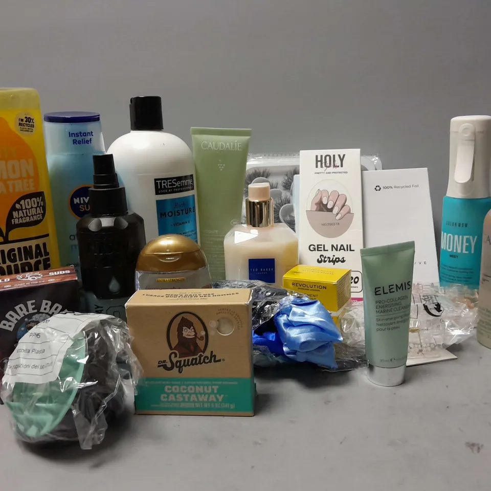 APPROXIMATELY 20 ASSORTED HEALTH & BEAUTY ITEMS TO INCLUDE TRESEMME RICH MOISTURE CONDITIONER (900ml), ELEMIS PRO-COLLAGEN MARINE CLEANSER (30ml), TED BAKER HAND WASH (250ml), ETC