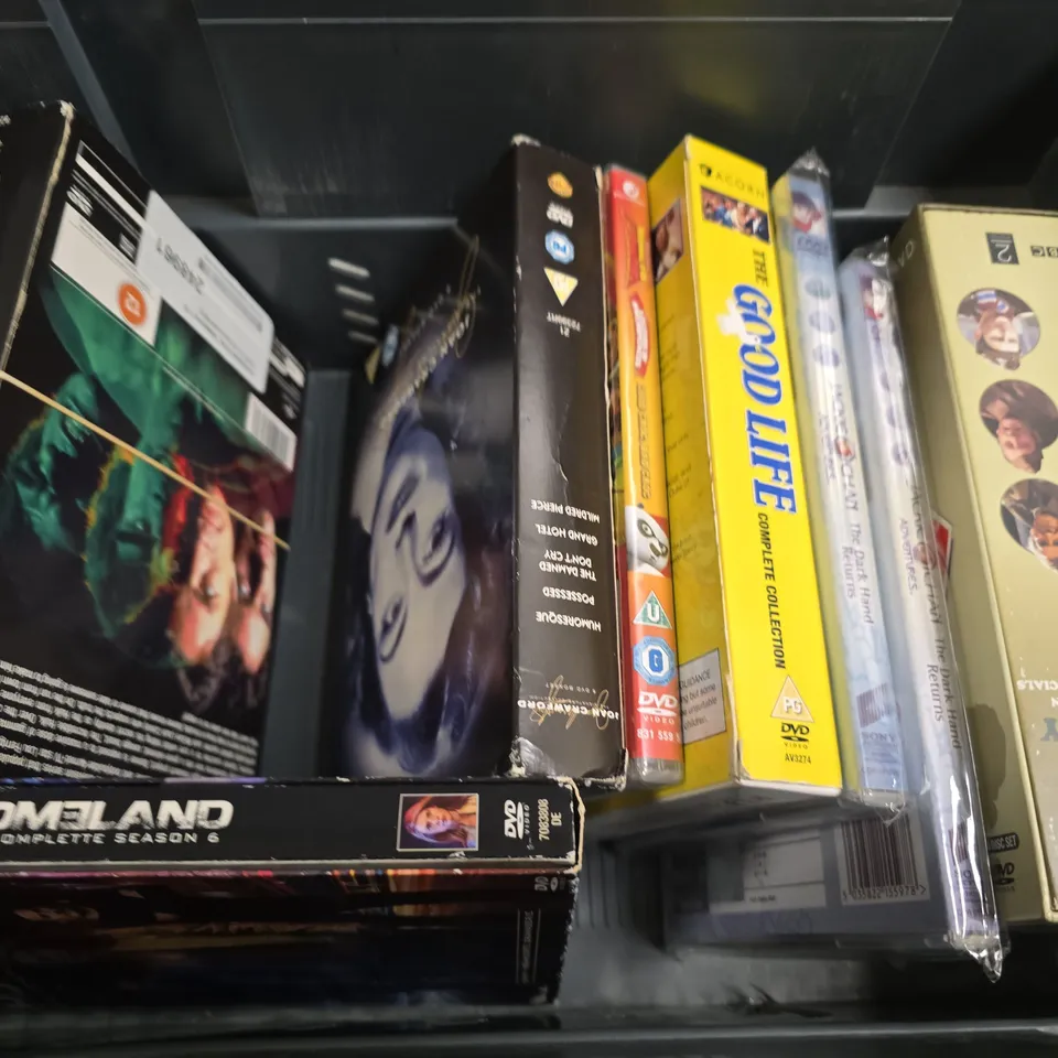 TOTE OF APPROXIMATELY 9 ASSORTED DVD'S TO INCLUDE - JACKIE CHAN THE DARK HAND RETURNS , SLUMBER PARTY , THE LIKELY LADS ETC