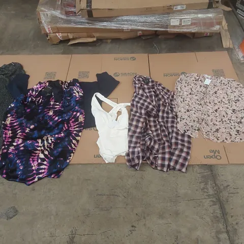 PALLET CONTAINING APPROXIMATELY 320x BRAND NEW ASSORTED DESIGNER CLOTHING ITEMS INCLUDING: JD WILLIAMS TOPS, DRESSES, SIMPLY BE BATHING SUIT ECT
