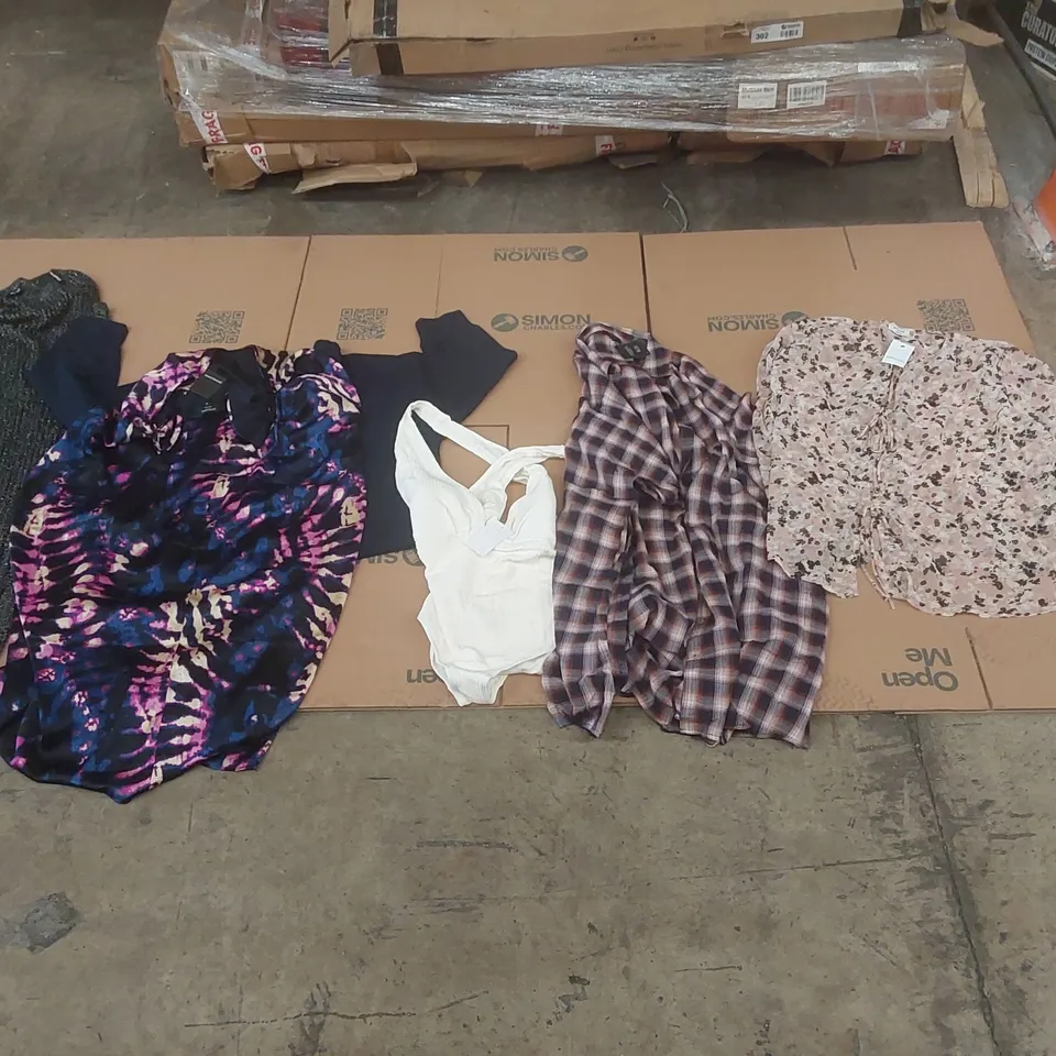 PALLET CONTAINING APPROXIMATELY 320x BRAND NEW ASSORTED DESIGNER CLOTHING ITEMS INCLUDING: JD WILLIAMS TOPS, DRESSES, SIMPLY BE BATHING SUIT ECT