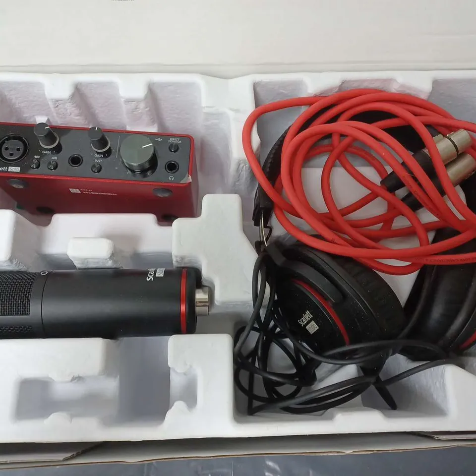 BOXED FOCUSRITE SCARLETT SOLO STUDIO SET