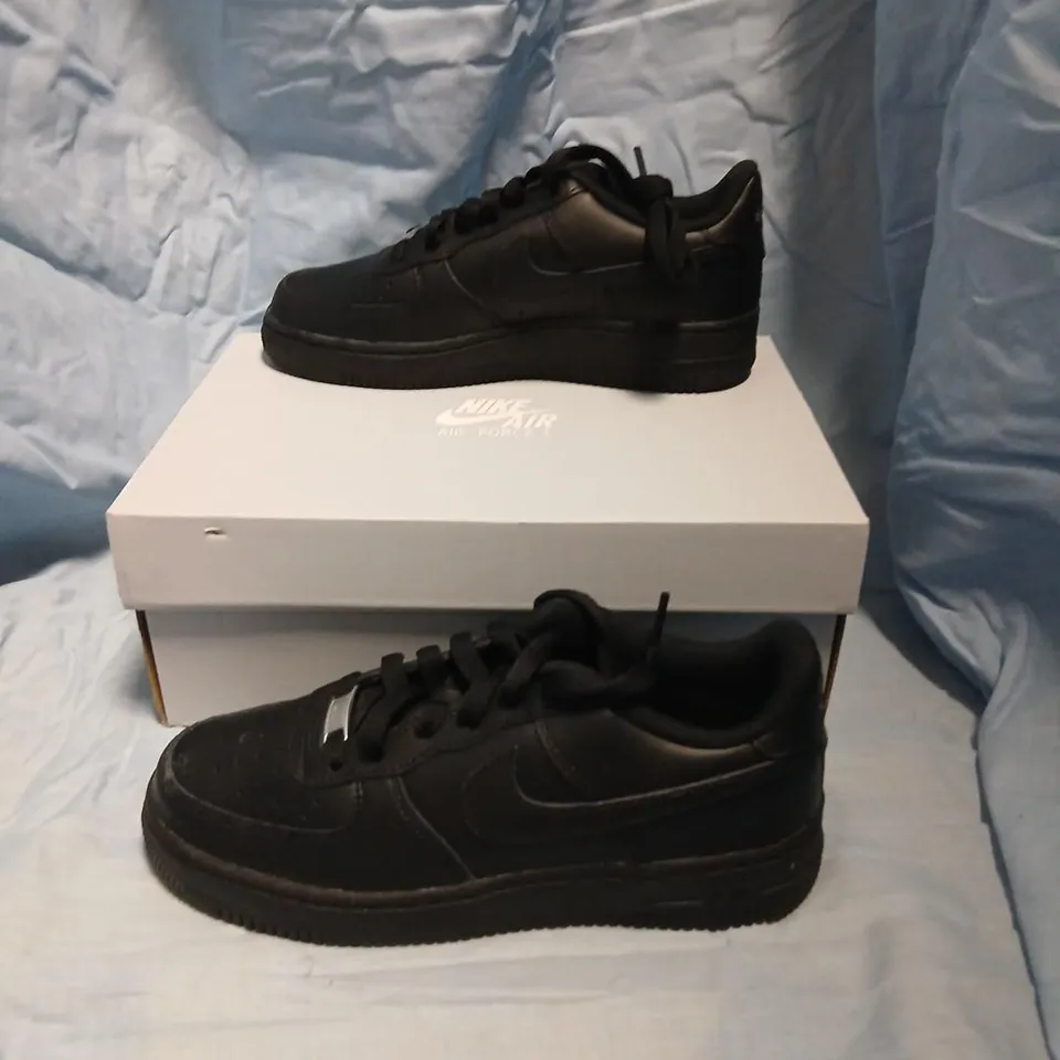 NIKE AIR FORCE 1 LE (GS) BLACK/BLACK – UK 5 (GS 5Y) SNEAKERS