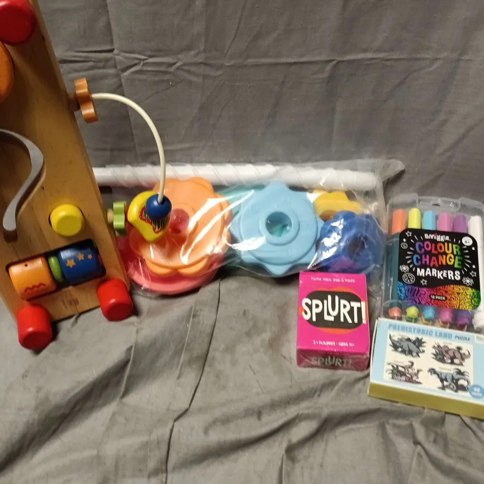 APPROXIMATELY 8 ASSORTED TOYS & GAMES PRODUCTS TO INCLUDE SPLURT GAME, COLOUR CHANGE MARKER, PREHISTORIC LAND PUZZLE, ETC