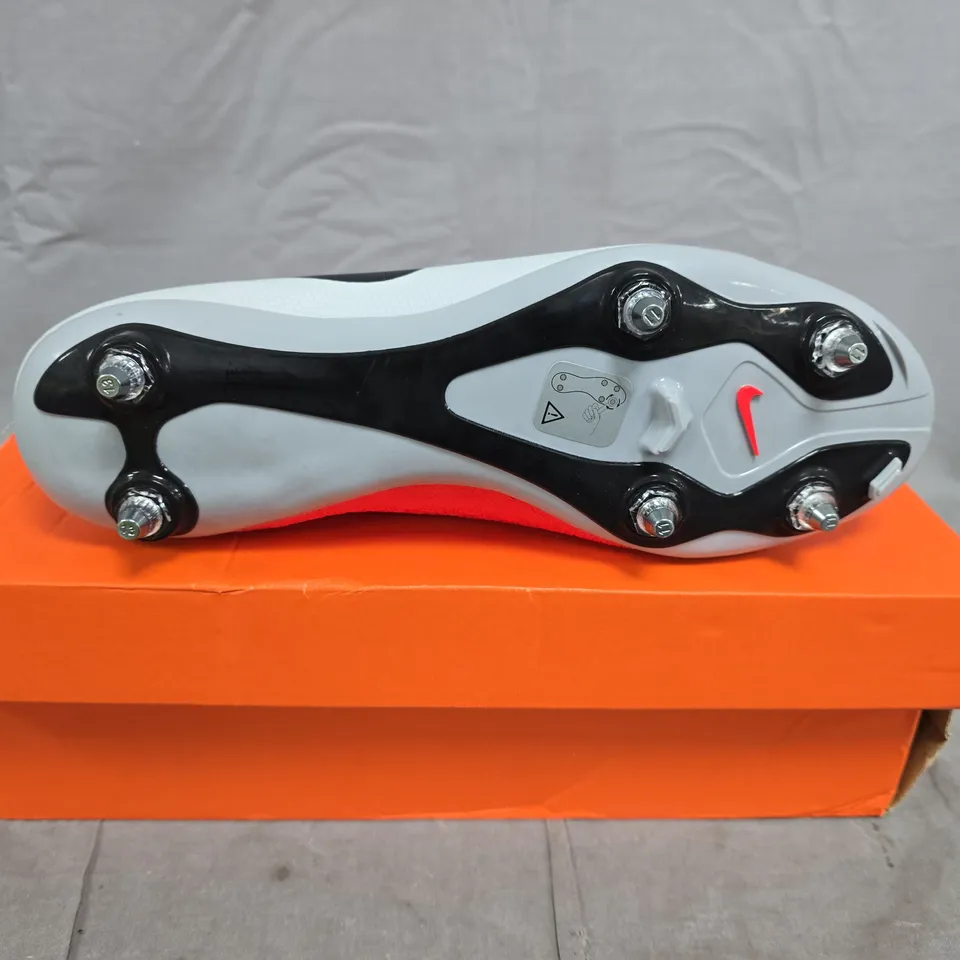 BOXED PAIR OF NIKE PHANTOM VISION FOOTBALL BOOTS – UK SIZE 8