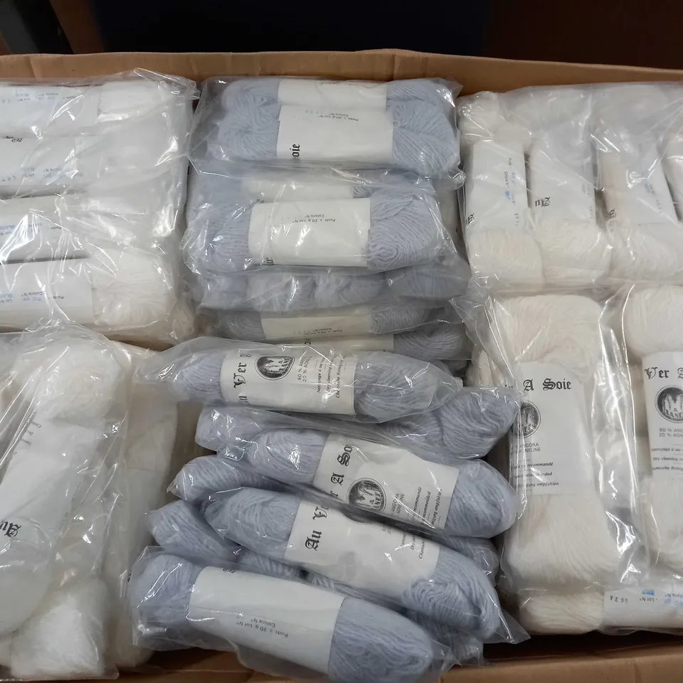 LARGE QUANTITY OF VER A SOIE STRING IN WHITE/GREY