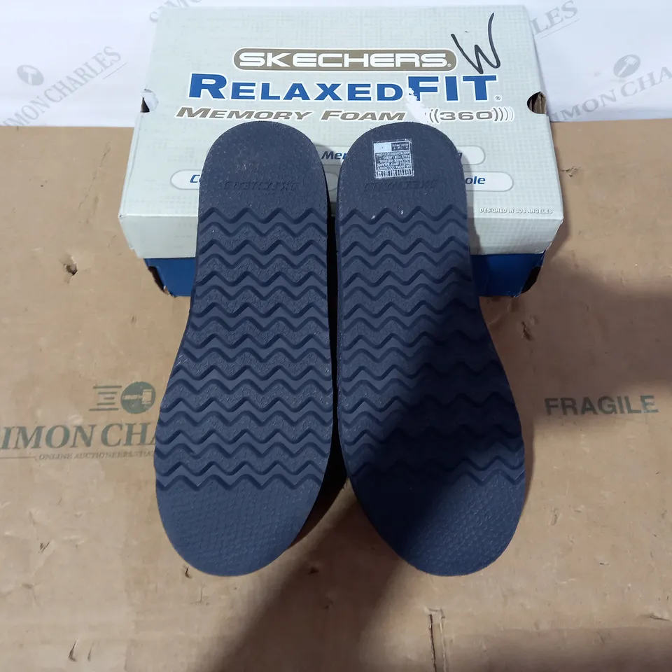 BOXED PAIR OF SKECHERS SLIPPERS - SIZE 11