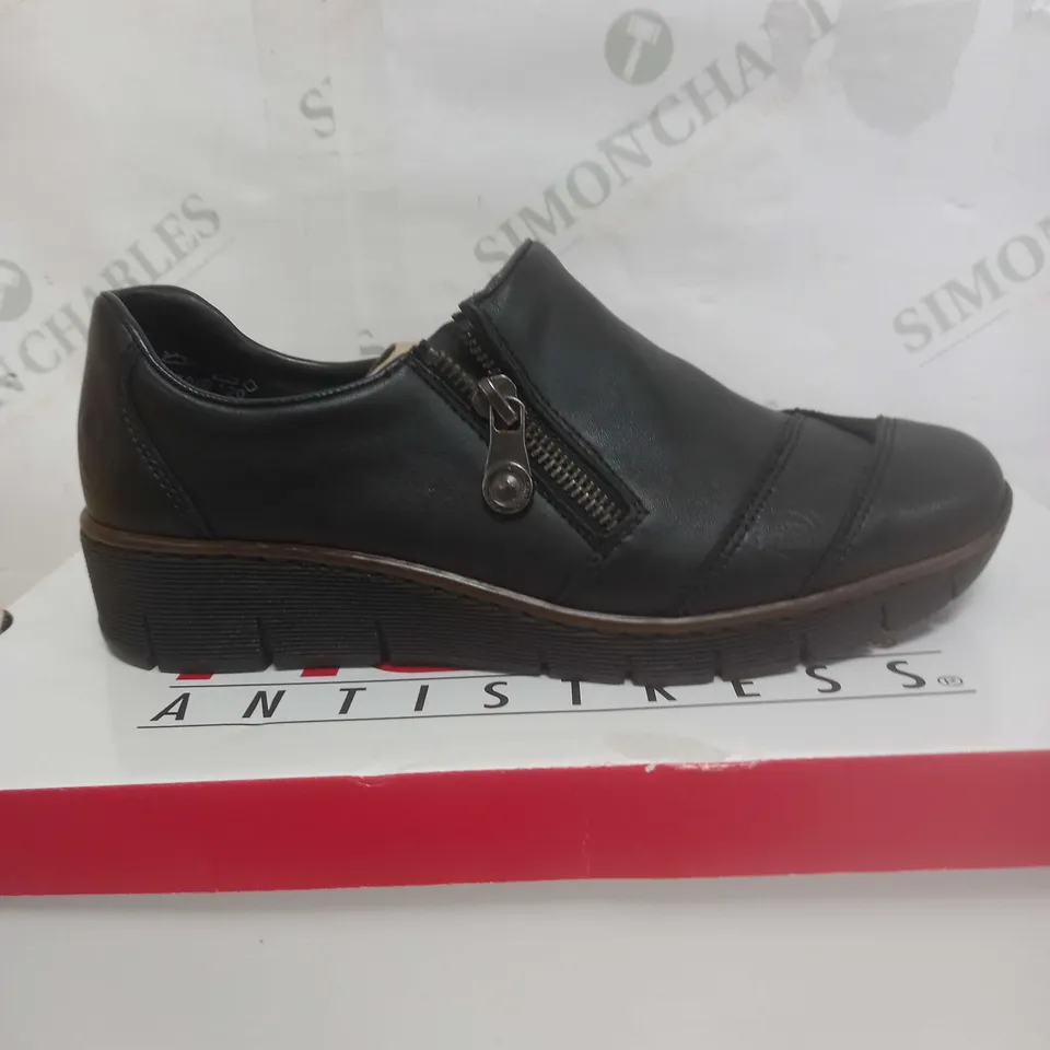 BOXED PAIR OF RIEKER LOW LOAFER SHOES IN BLACK SIZE 4