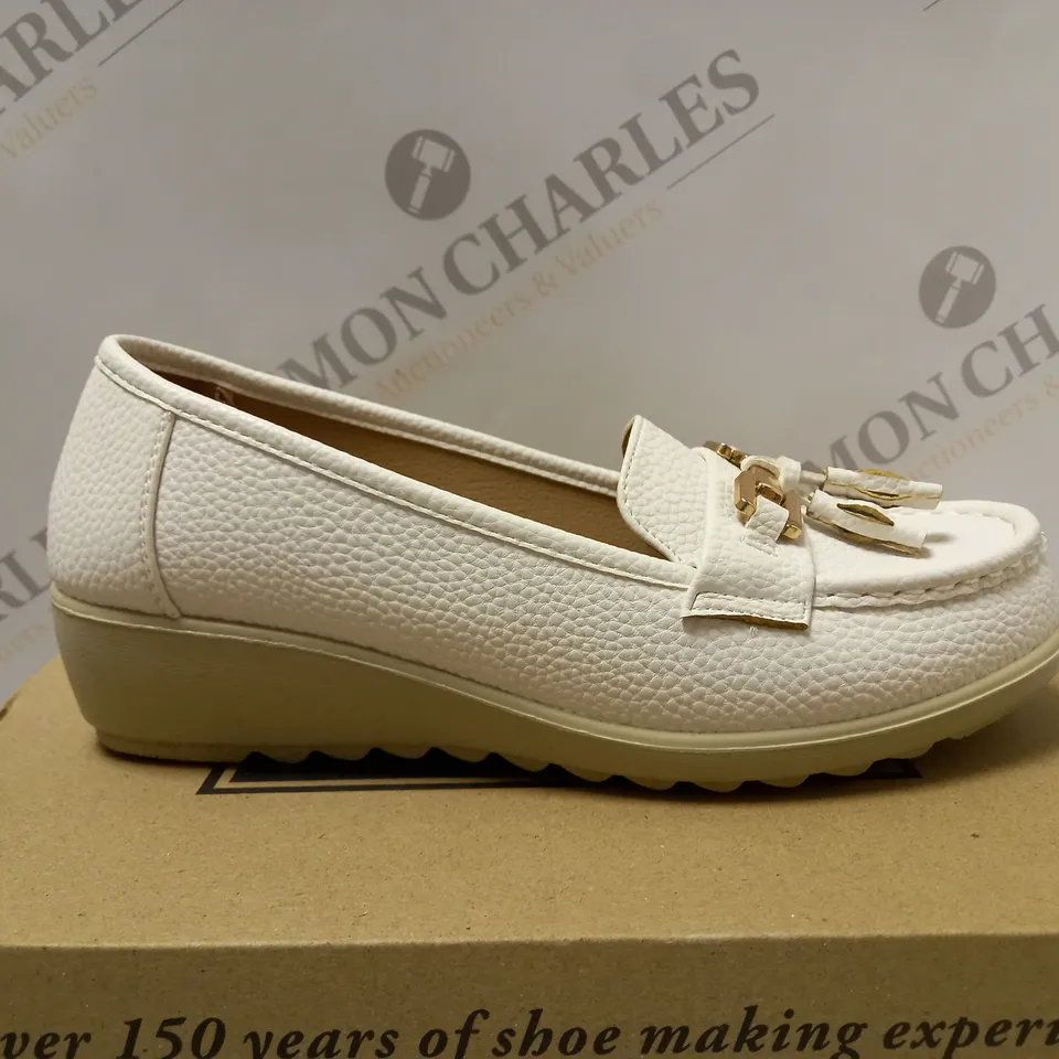 BOXED PAIR OF CUSHION WALK LOAFERS, WHITE - SIZE 4