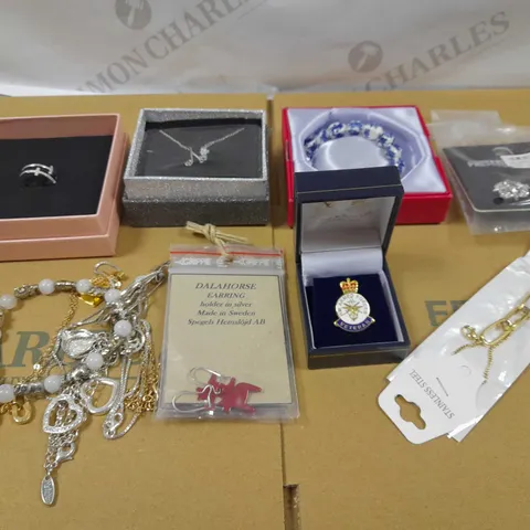 LOT OF APPROXIMATELY 15 ASSORTED JEWELLERY ITEMS TO INCLUDE SPARKLE STONE RING, CHARM NECKLACE, GOLD EFFECT NECKLACE ETC