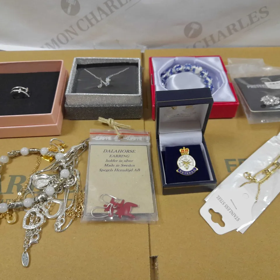LOT OF APPROXIMATELY 15 ASSORTED JEWELLERY ITEMS TO INCLUDE SPARKLE STONE RING, CHARM NECKLACE, GOLD EFFECT NECKLACE ETC 