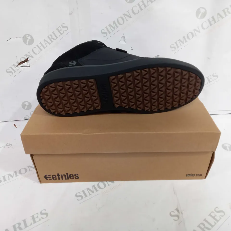 BOXED PAIR OF ETNIES JEFFERSON FABRIC SHOES IN BLACK - UK SIZE 8