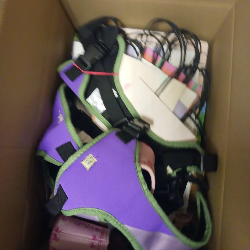 MEDIUM BOX OF APPROXIMATELY 20 ASSORTED HOUSEHOLD ITEMS TO INCLUDE PHONE CASES, CHRISTMAS CARDS AND DOG HARNESS