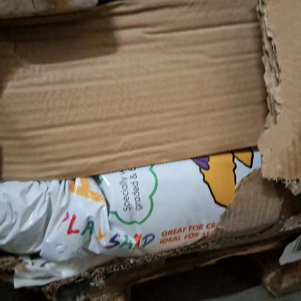 PALLET CONTAINING A LARGE QUANTITY OF 15KG BAGS OF ECO PLAY SAND AND 2.5KG PATIO MAGIC
