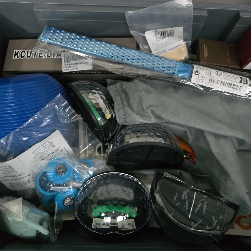APPROXIMATELY 18 ASSORTED HOUSEHOLD ITEMS TO INCLUDE QETTLE FILTER CARTRIDGE, FOOD & FREEZER BAGS, KCUTE/DIAMOND TESTER, ETC