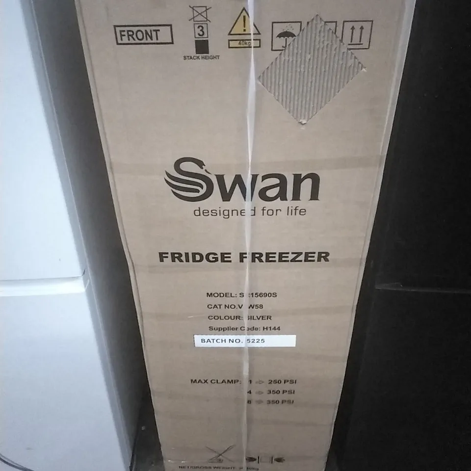 SWAN
SR15690S 48CM WIDE, 144CM HIGH, 50/50 SPLIT COMPACT FRIDGE FREEZER - SILVER