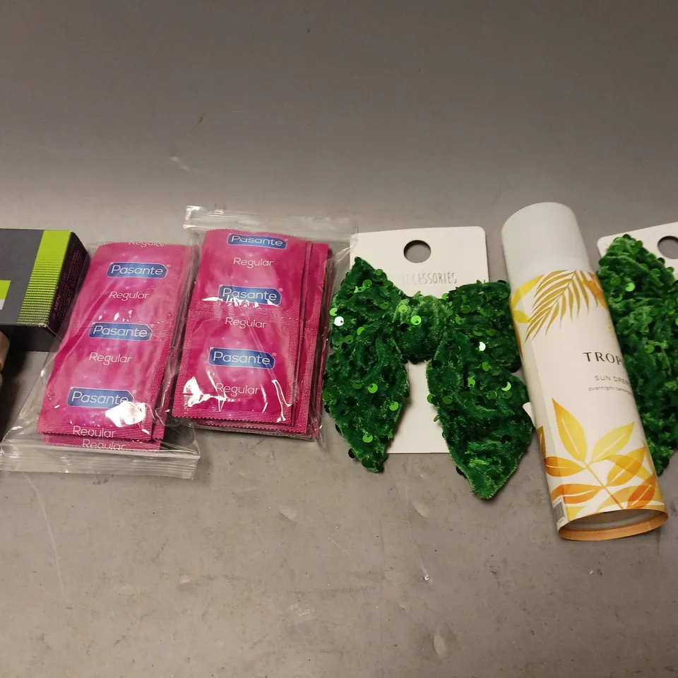 BOX OF APPROXIMATELY 15 COSMETIC ITEMS TO INCLUDE TROPIC SUN DRENCH, MANSCAPED REPLACEMENT BLADES, AND SKIN+ME MOISTURISER ETC. 
