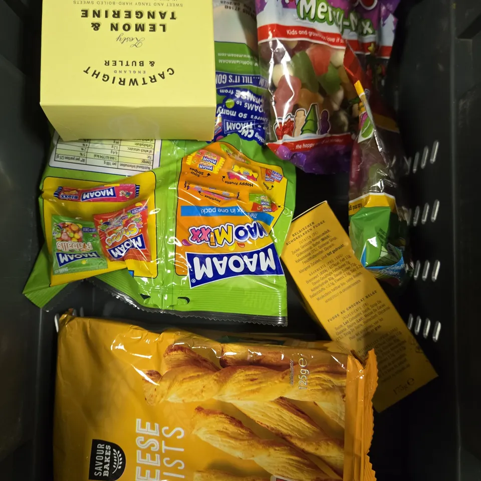 APPROXIMATELY 10 ASSORTED FOOD/DRINK PRODUCTS TO INCLUDE KITKAT, BUTTER FUDGE, MARYLAND MINIS ETC 