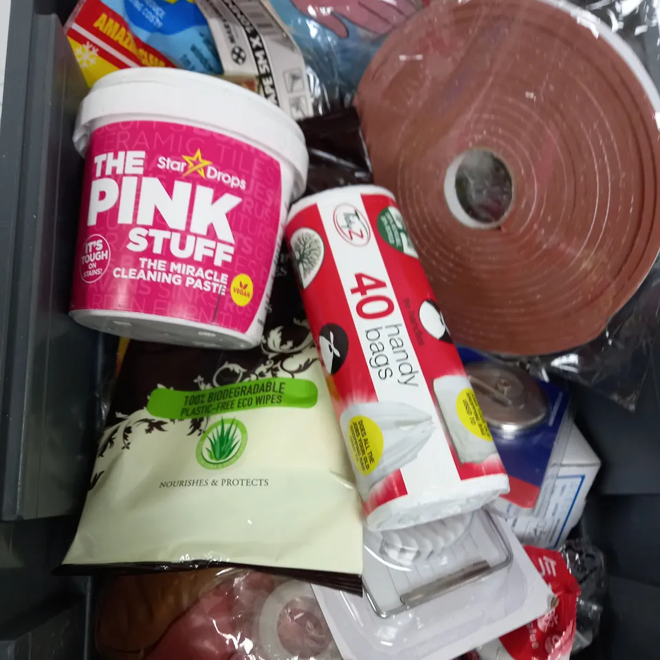 BOX OF APPROXIMATELY 15 ASSORTED ITEMS TO INCLUDE - LEATHER CLEANER, EGG SLICER, THE PINK STUFF ETC