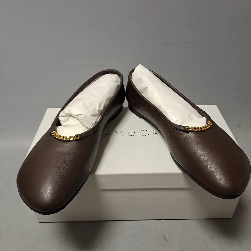 BOXED PAIR OF STELLA MCARTNEY RYDER LEO FLATS IN CHOCOLATE BROWN SIZE 6