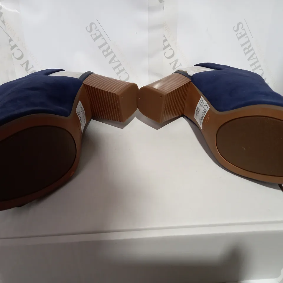 BOXED PAIR OF CLARKS NAVY SEUDE SANDAL - SIZE 8