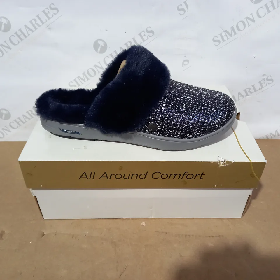 BOXED PAIR OF SKECHERS - SIZE 6