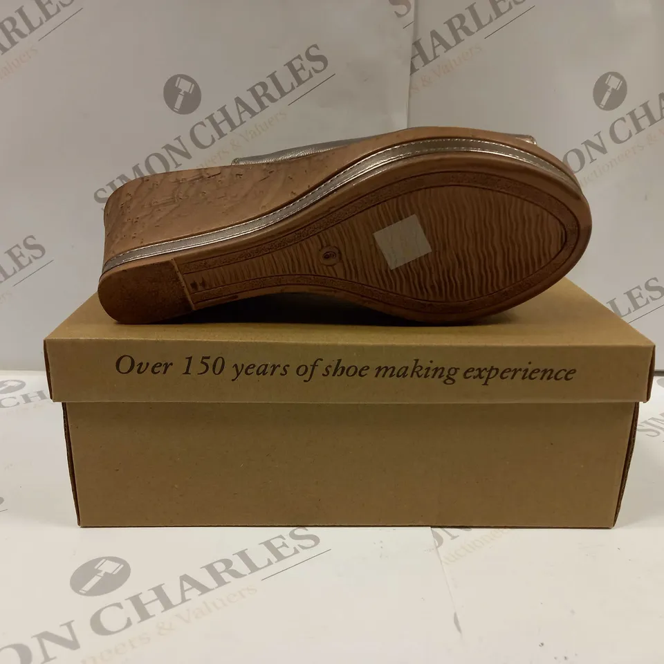 BOXED PAIR OF CUSHION WALK ONE TOUCH SNAKE WEDGE SHOES IN PEWTER - SIZE 6