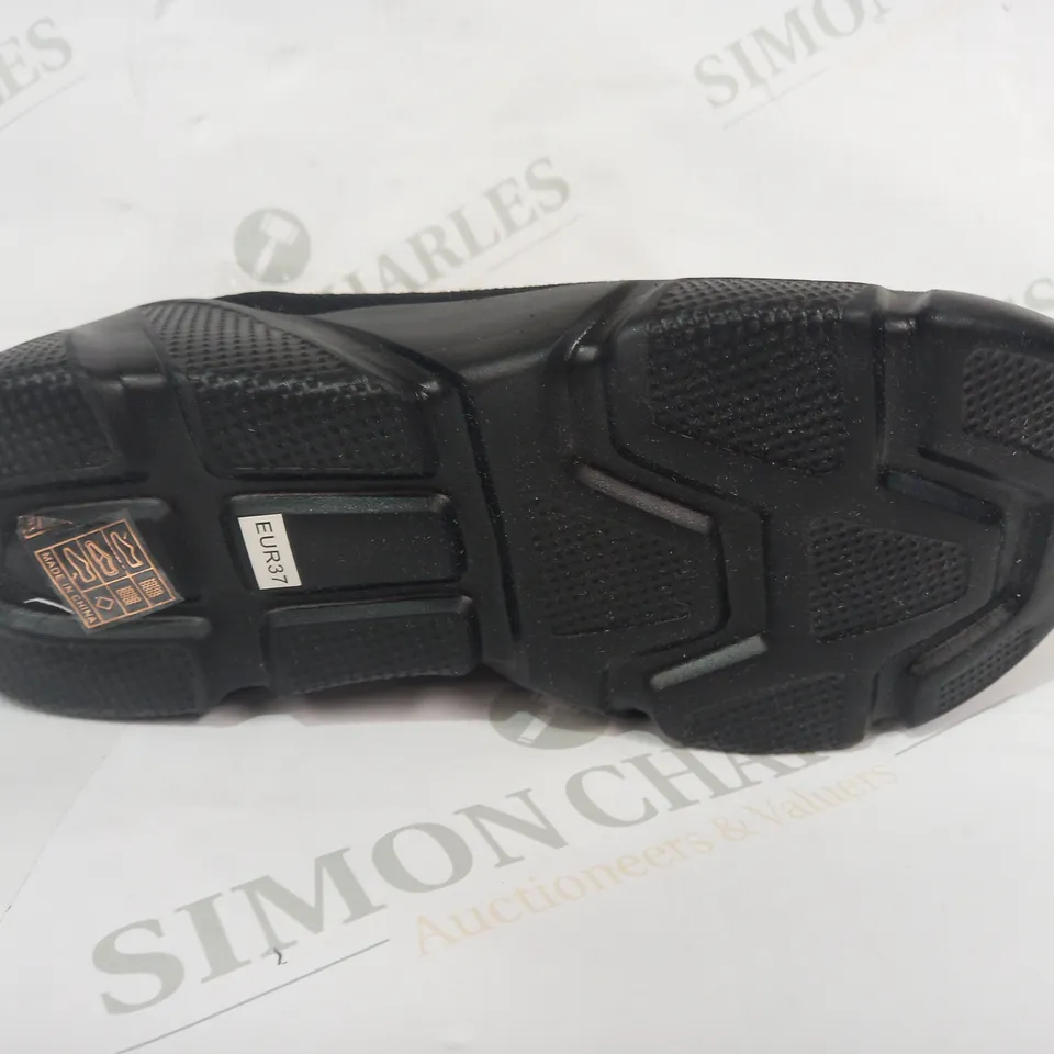 PAIR OF DESIGNER SLIP-ON ANKLE BOOTS IN BLACK EU 37