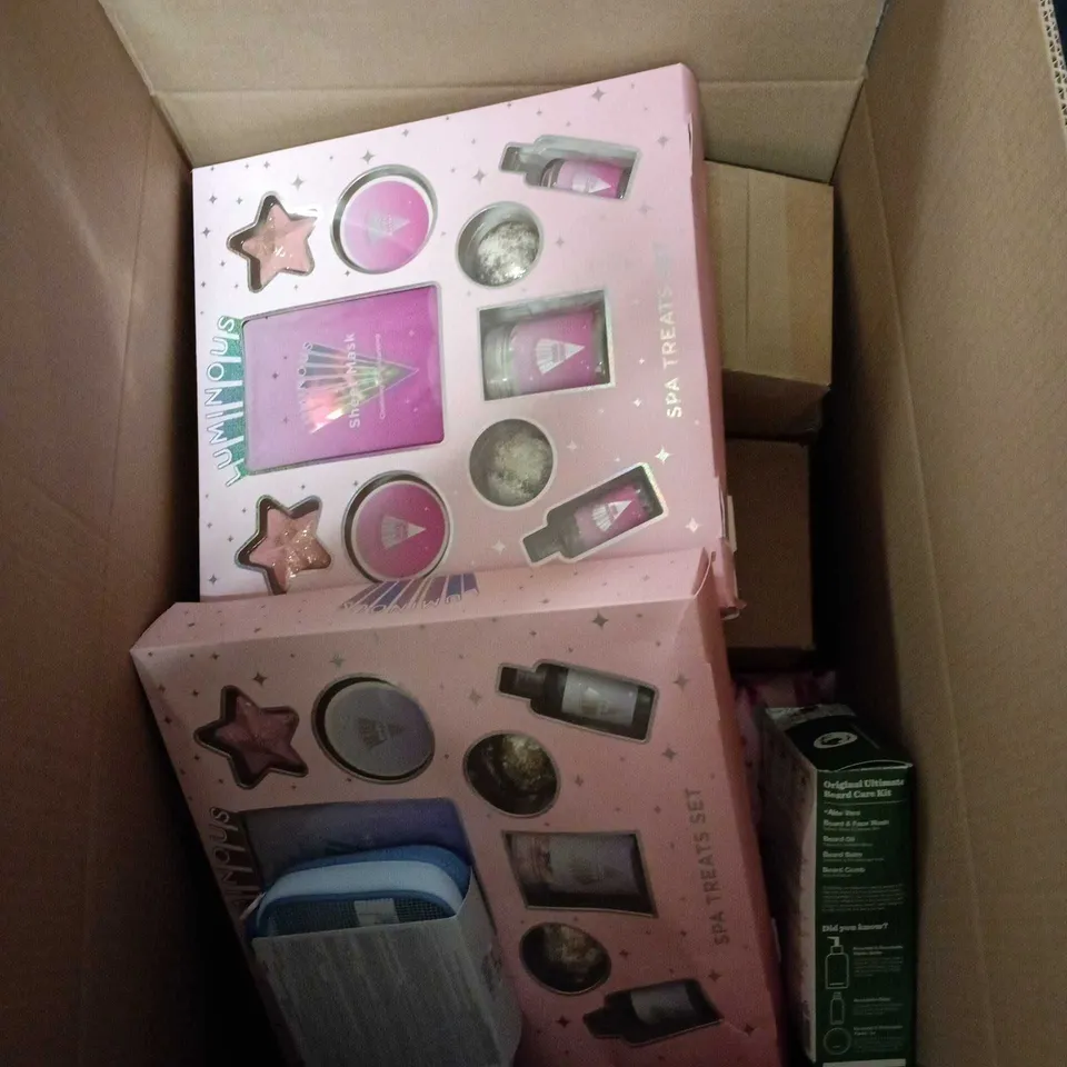 BOX OF APPROXIMATELY 15 ASSORTED COSMETIC ITEMS/BOX SETS TO INCLUDE LUMINOUS SPA TREATS SET, LANEIGE, BULL DOG, TED BAKER ETC