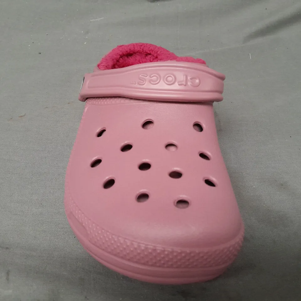 PAIR OF CROCS CLASSIC LINED CLOGS IN BERRY UK SIZE M5/W6